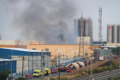 Pla general de la nau industrial que crema al polígon Entrevies de Tarragona i de les dotacions de bombers i del SEM que hi treballen. L'incendi ha activat el Pla d'emergències químiques PLASEQCAT. Imatge del 7 de juliol del 2019 (Horitzontal).