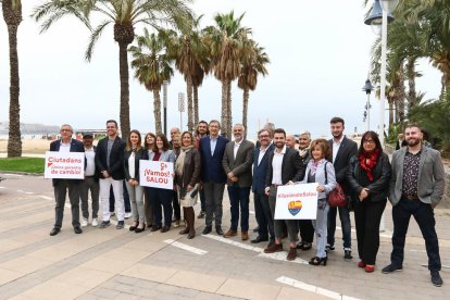 Los miembros del partido, hoy, en el Espigón de Salou, presentando la candidatura local.