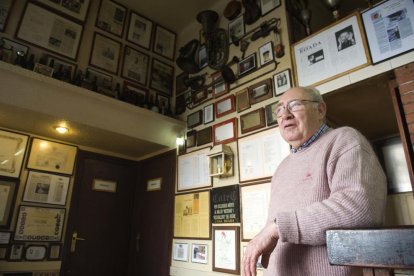 Eduard Boada, dentro de su local, en el número 23 de la calle Rovira i Virgili.