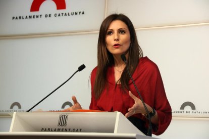 Pla mitjà de la diputada de Cs Lorena Roldán des de la sala de premsa del Parlament.