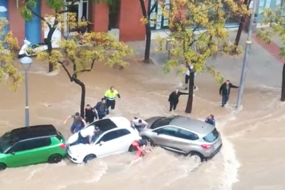 Imatge del rescta 'in extremis' de dues noies a Països Catalans.