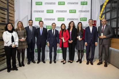 Els guardonats, així com representants de les empreses, ahir en l'acte de lliurament.