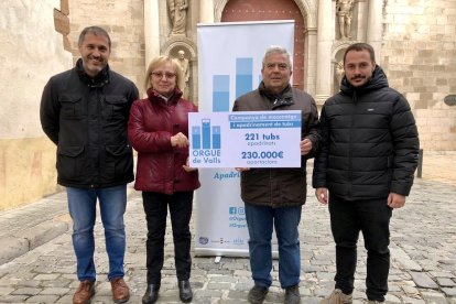 Imagen de los miembros de la comisión para la recuperación del órgano en Valls delante del iglesia de Sant Joan