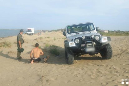 El todoterreno circulaba por una zona de dunas, acción que está prohibida.