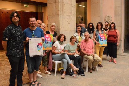 La consejera Carla Aguilar-Cunill con el equipo de los centros cívicos junto con alumnos del taller de dibujo rápido.