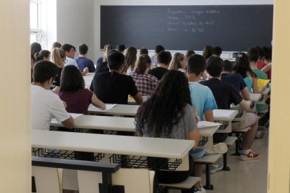 Imatge d'arxiu d'una aula durant la realització d'un examen.