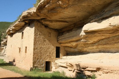 Sant Pau de la Roquerola, a Vilalba dels Arcs, es va construir aprofitant una balma.