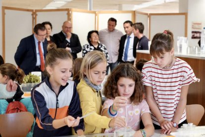 Diverses nenes participen en un taller de la Setmana de la Ciència a la URV.