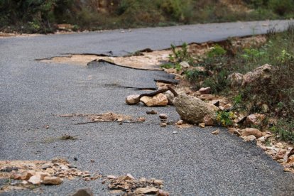 Pla detall dels desperfectes provocats per les fortes pluges al Barranc de la Llet de Tortosa.