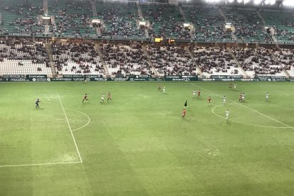 Becerra, a punt d'aturar una pilota durant el partit