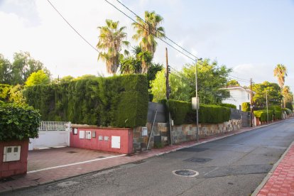 La calle Tramuntana, cerca de la playa de Cala Romana, en una imagen de ayer.