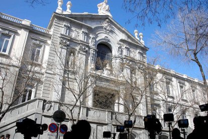 Fachada principal del Tribunal Supremo, con periodistas en primer término.