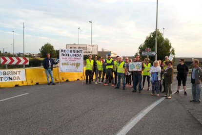 Los vecinos de la urbanización Brisas del Mar, ayer en el corte|trozo.