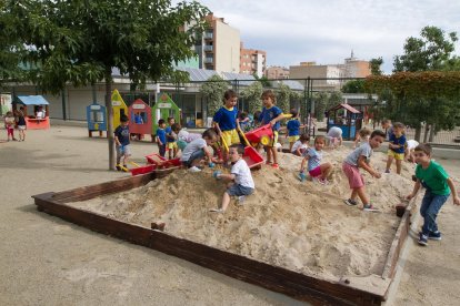 Una imagen de archivo de alumnos jugando en el patio de la escuela al inicio del curso 2017-2018.