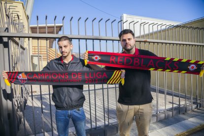 Dos miembros del grupo de aficionados del Reus RedBlacks, Adri y Carles, en el Estadi Municipal.