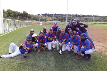 Alguns dels jugadors del conjunt vila-secà amb la Copa.