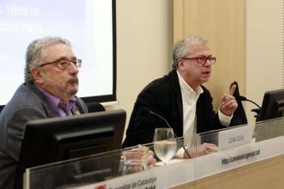 El secretario de Salud Pública, Joan Guix, y el subdirector general de Drogodependencias, Joan Colom.