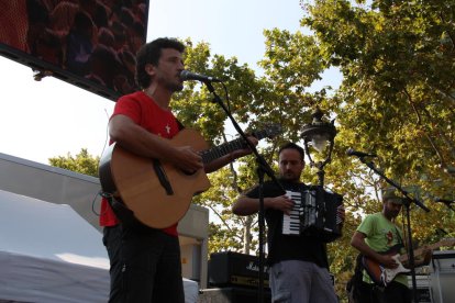 Josep Bordes durant una actuació amb el seu grup Pepet i Marieta a Barcelona.