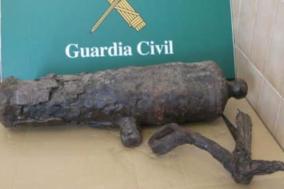 Detalle del cañón antiguo decomisado por la Guardia Civil.