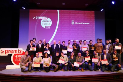 Foto de grupo de los galardonados una vez finalizado el acto en el Auditorio Diputación.