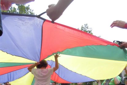 Imagen de archivo de una actividad al aire libre con personas con discapacidad.