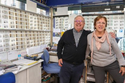 Pere Sans y su esposa Toñi gestionan la administración número 1 de Tarragona, localizada en la Rambla Nova.