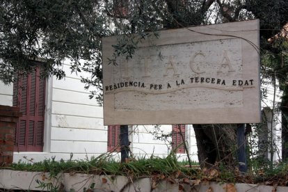 Cartel del centro geriátrico Itaca d'Arenys de Mar.