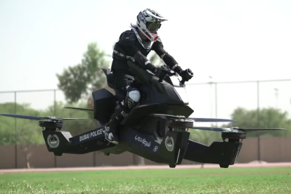 Imatge d'un agent de la policia de Dubai practicant amb la 'hoverbike'.