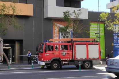 Hasta las Torres Catalunya se han desplazado cuatro dotaciones de Bombers.