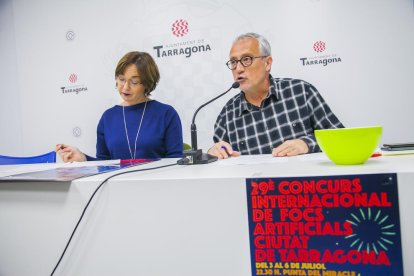 La concejala de Fiestas, Begoña Floria, acompañada de Xavier González, director técnico del Concurso Internacional de Fuegos Artificiales.