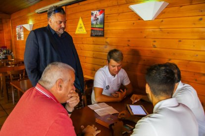 La tripleta arbitral reunida con Clifton Onolfo en el bar del Estadi el pasado domingo.