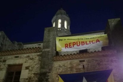 Imatge de l'estelada gegant robada aquesta matinada a Alforja.