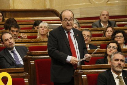 Pla mitjà del president del grup de PSC-Units al Parlament, Miquel Iceta, intervenint a la sessió de control de la cambra catalana el 8 de maig.