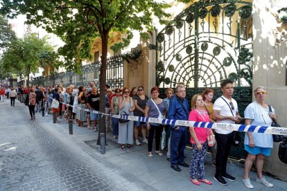 largas colas en la sede de la SGAE.