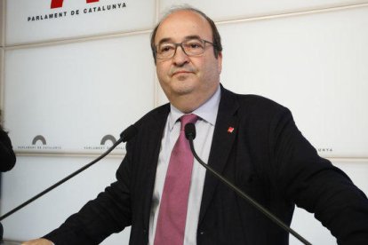 El president del grup del PSC-Units, Miquel Iceta, atén la premsa als faristols del Parlamen.