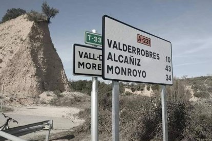 Plano contrapicado de los dos carteles con el del gobierno de Aragón delante del que existía en la T-333 en Arnes.