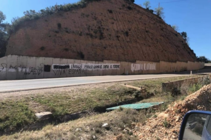 El cartel que mujer la bienvenida a la Co