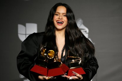 Rosalía amb tres gramòfons recollits durant la cerimònia dels Grammy Llatins.