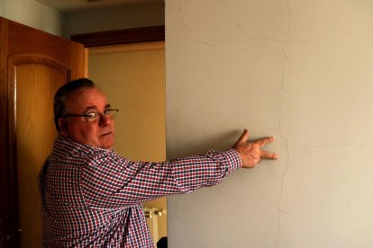 José Miguel Monllaó mostrando una grieta en la pared de una habitación de su casa de Amposta.