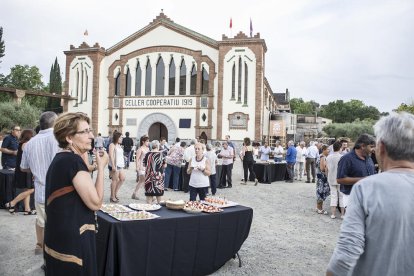 Sopar popular davant del celler