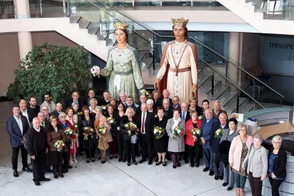 Foto de familia de las 18 parejas que han celebrado los 50 años de casados.