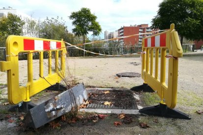 La font segueix sense ser reparada després de caure a terra.