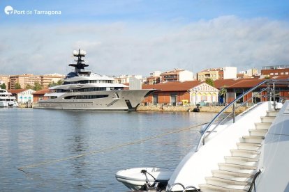 El yate 'Kismet' atracado en el Moll de Costa del Port de Tarragona.