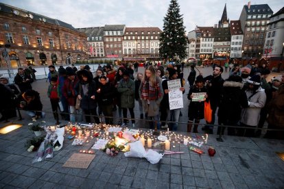 Ciutadans homenatjant les víctimes de l'atemptat.