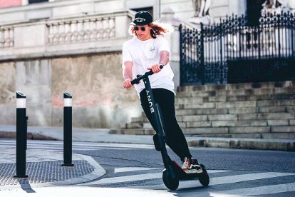 Un chico viaja en un patinete eléctrico de Buny en Madrid, en una imagen de archivo.