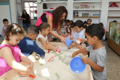 Una aula de l'Escola Marià Fortuny, on la directora destaca el «projecte impressionant» del centre.