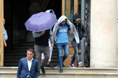 Plano medio de los acusados saliendo de la Audiencia de Barcelona.