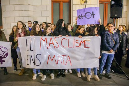 Imagen de la concentración por la noche en la Plaça Mercadal.