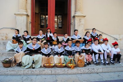 Un grup de nens a les portes de l'esglèsia per Sant Isidre.