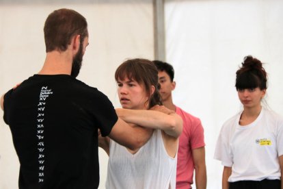 Pla mitjà d'una professor i una alumna en una de les classes per a professionals del festival Deltebre Dansa.